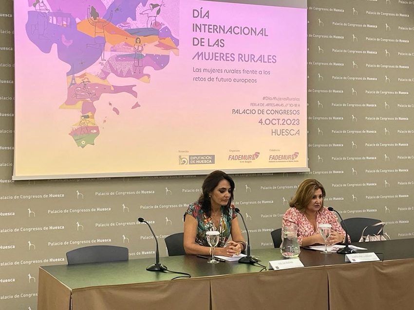 La presidenta de FADEMUR Aragón (derecha), Carolina Llaquet, y la vicepresidenta de la Diputación Provincial de Huesca (izquierda), Celsa Rufas Acín, hoy durante la rueda de prensa de presentación.